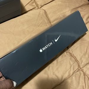 AUTHENTIC APPLE BLACK SPORT NIKE WATCH 40mm Series 5 in Space Gray *NIB*